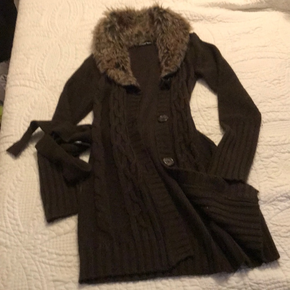 Sweater with  belt and faux fur collar